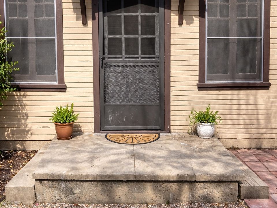 1st image of 823 E Washington Blvd