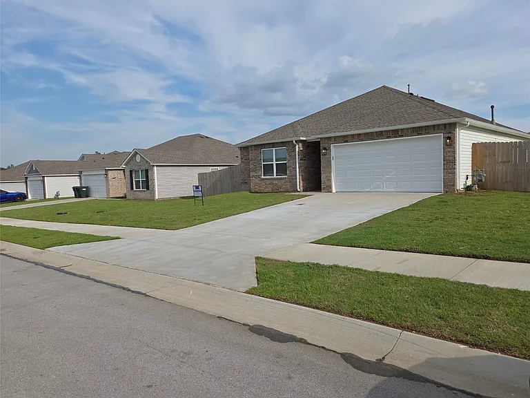 1011 W Odessa Rd — Photo 2