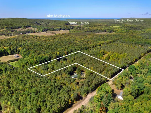 134 S Pine Tree Ln, Beulah, MI 49617