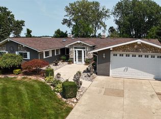 28445 Chatham Rd, Grosse Ile, MI 48138