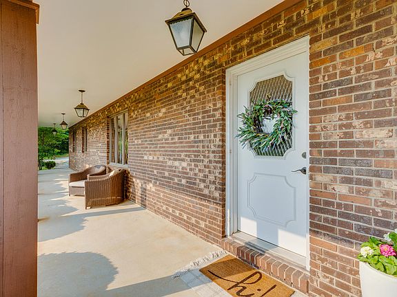 5th image of 310 Armstrong Dr