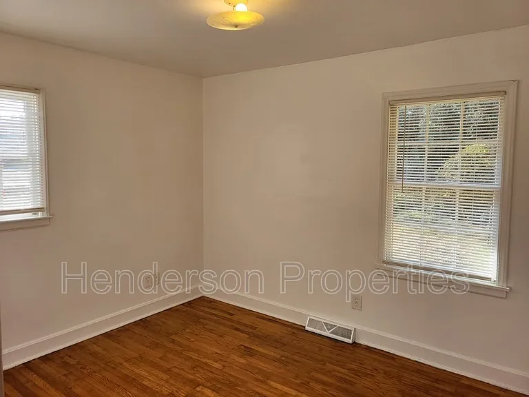 7512 Briardale Dr — Photo 8