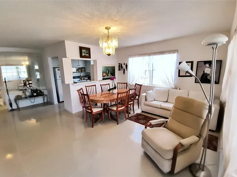 308 Markham N — Photo 3