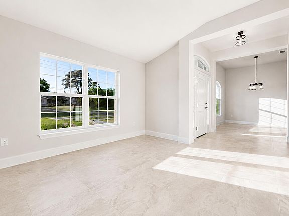 2nd image of 372 SW Feldman Avenue