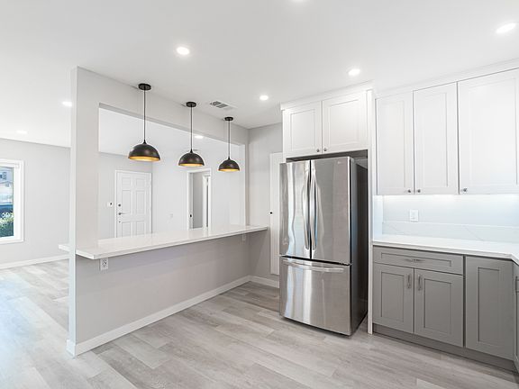 4th image of 24217 Park St