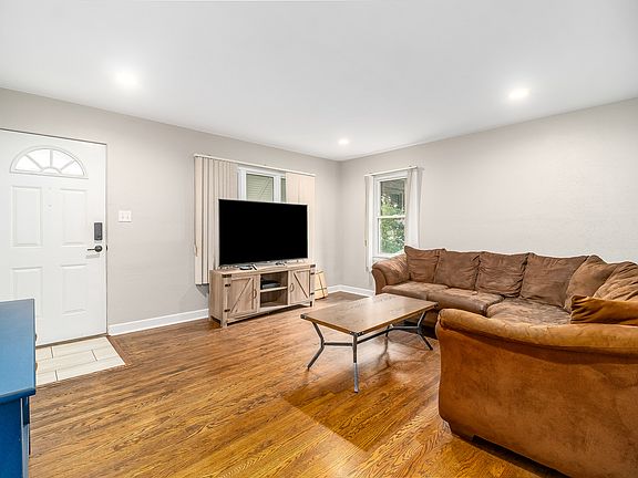 5th image of 1315 N William St