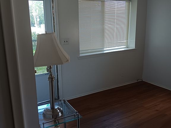 3rd image of 1305 Farmridge Ave