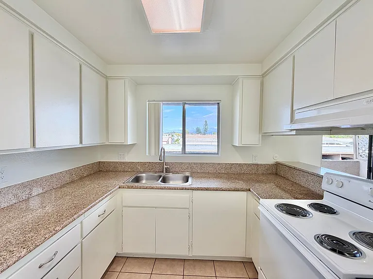 Westgate Villa Apartments — Photo 9