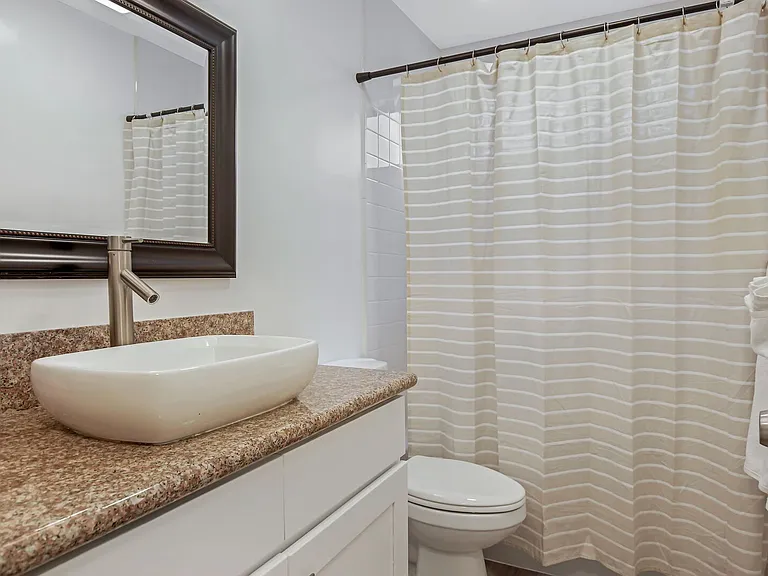 N Oakhurst Dr — Photo 18