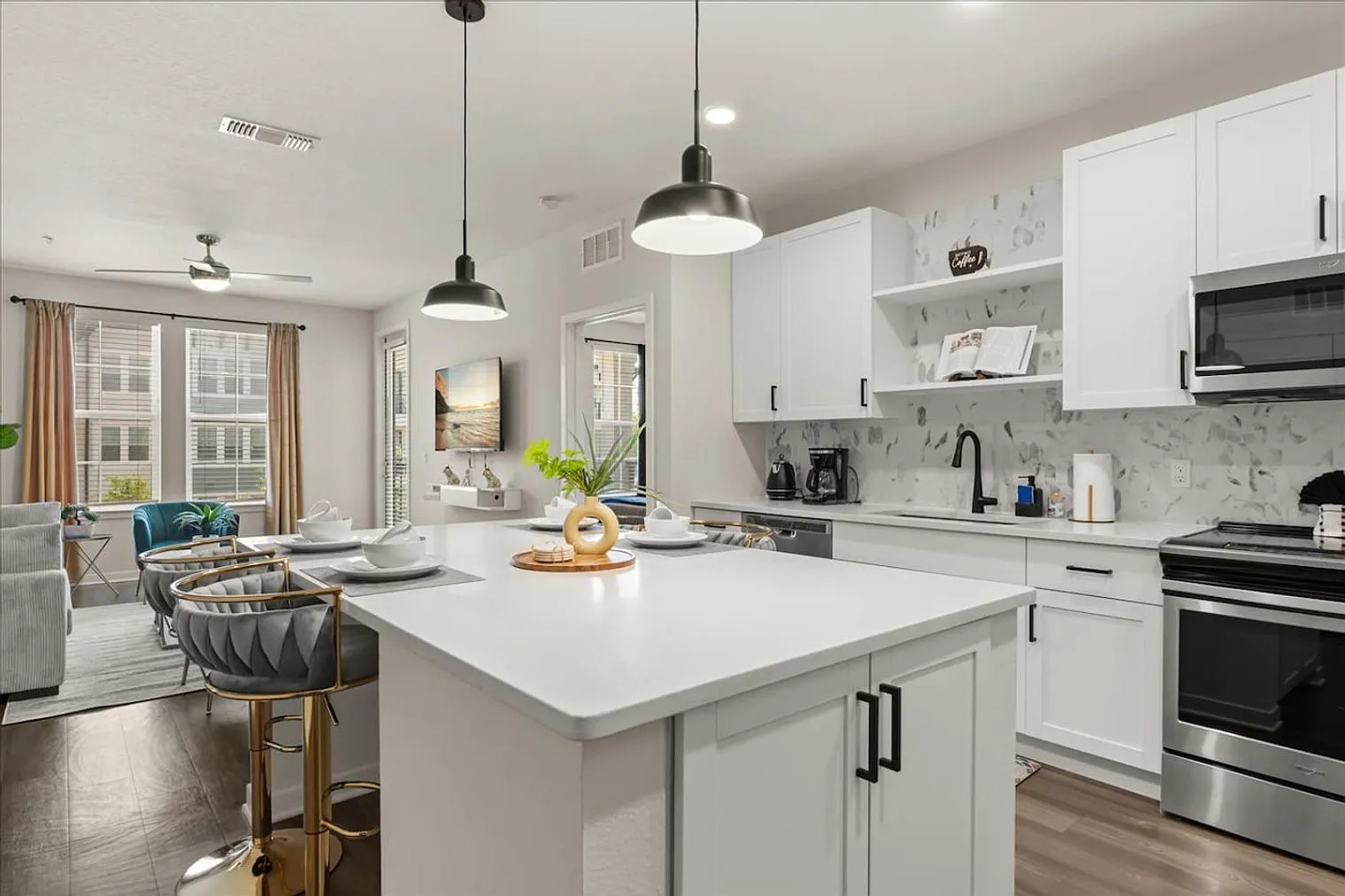 2 bed, 2.0 bath, 11840 sqft, $5,589 — Photo 3