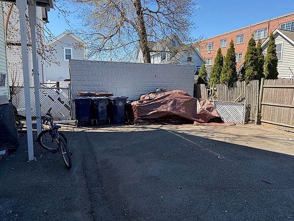 4th image of 28 Vernal St
