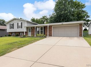 615 Country Lake Dr, Saint Peters, MO 63376