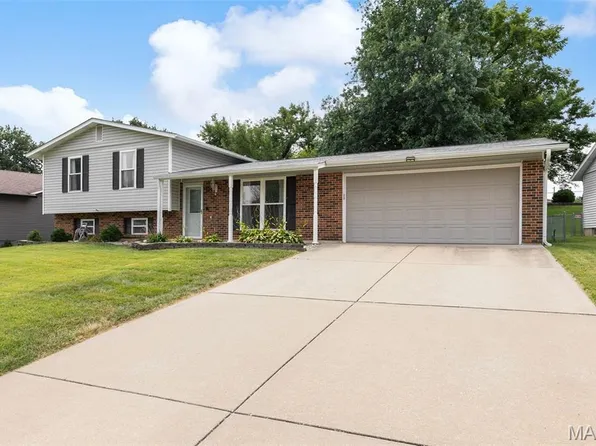 615 Country Lake Dr, Saint Peters, MO 63376