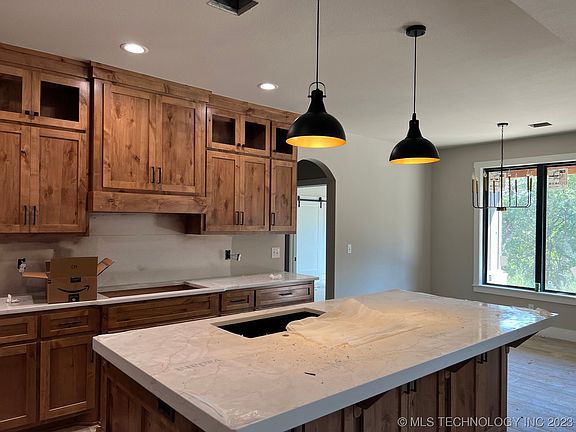 5th image of 8265 Summit Ct