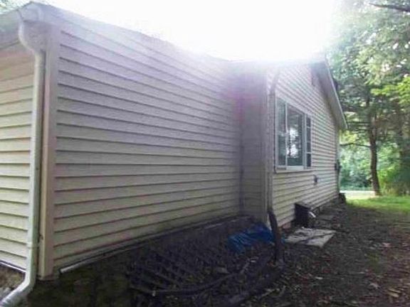 3rd image of 19 E Brook Ln