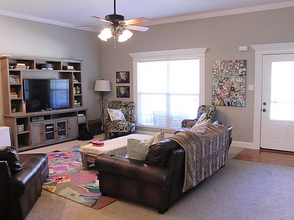 2nd image of 636 Lynn Cir