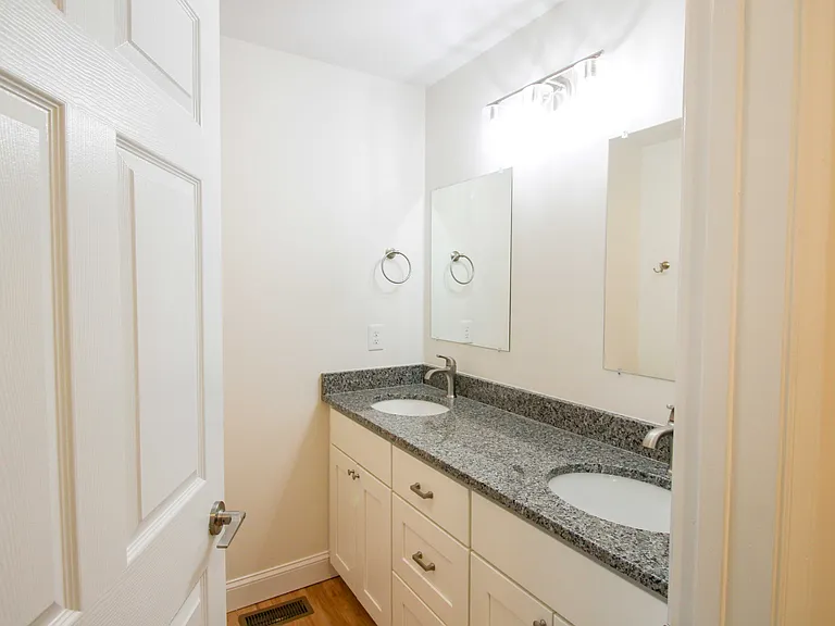 Midway Townhome — Photo 35