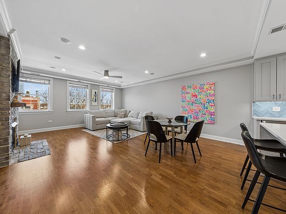 4th image of 1921 W Diversey Pkwy #401