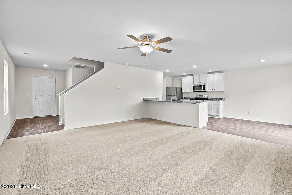 3 bed, 2.5 bath, 2025 sqft, $1,950 — Photo 2