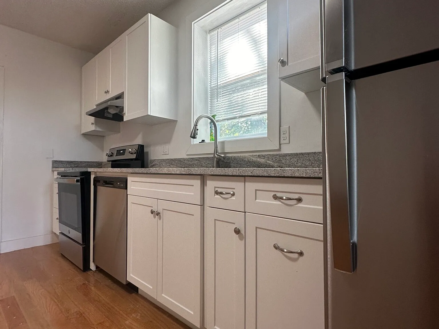 1 bed, 555 sqft, $2,381 — Photo 3