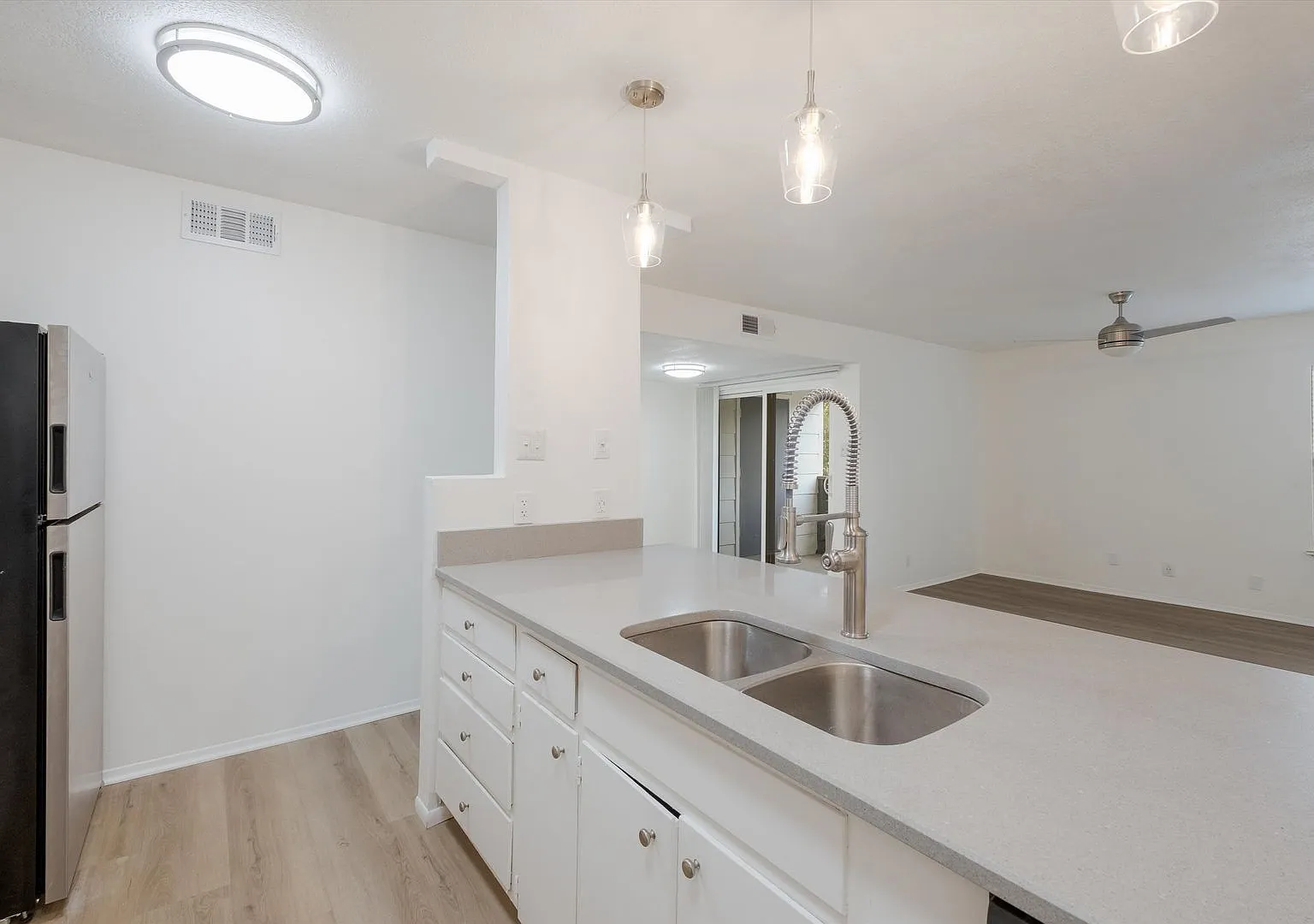 Unique Upstairs 2/2 in Tobin Hill — Photo 1