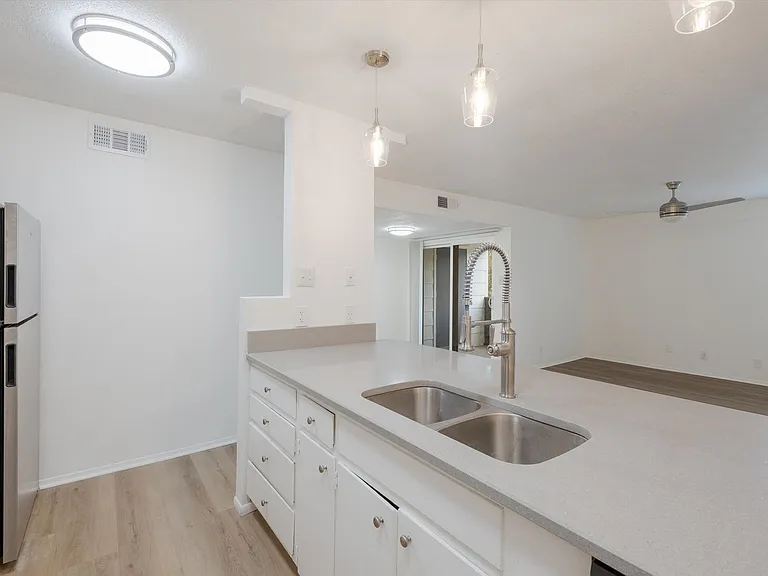 404 E Park Ave #12 — Photo 1