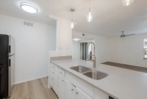 404 E Park Ave Photo 1