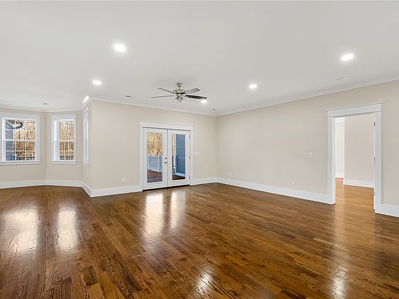 3rd image of 303 Regency Cir