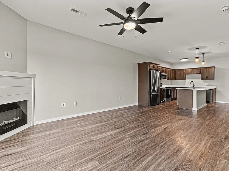 Spring Rose Cir — Photo 24