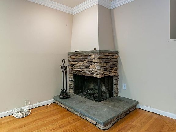 5th image of 224 Richard Ct
