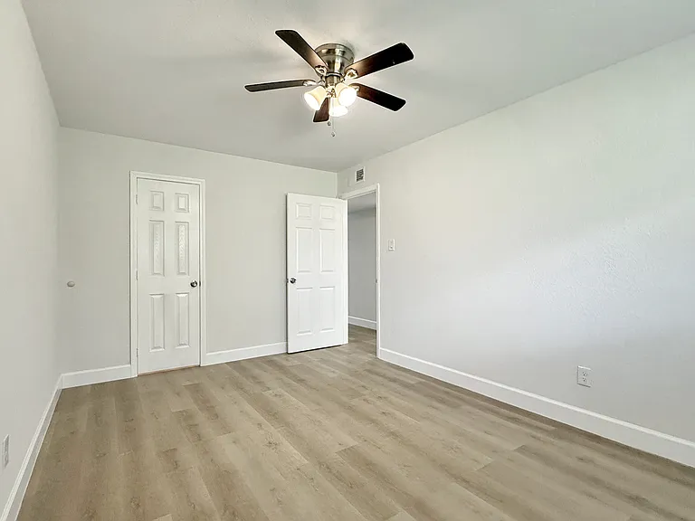 1016 E Walker St — Photo 13