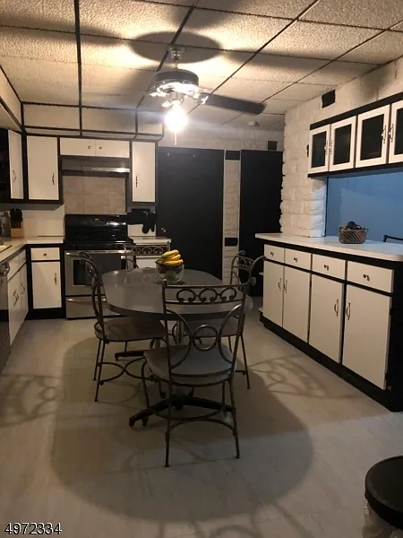 2 bed, 1.0 bath, $2,100 — Photo 2
