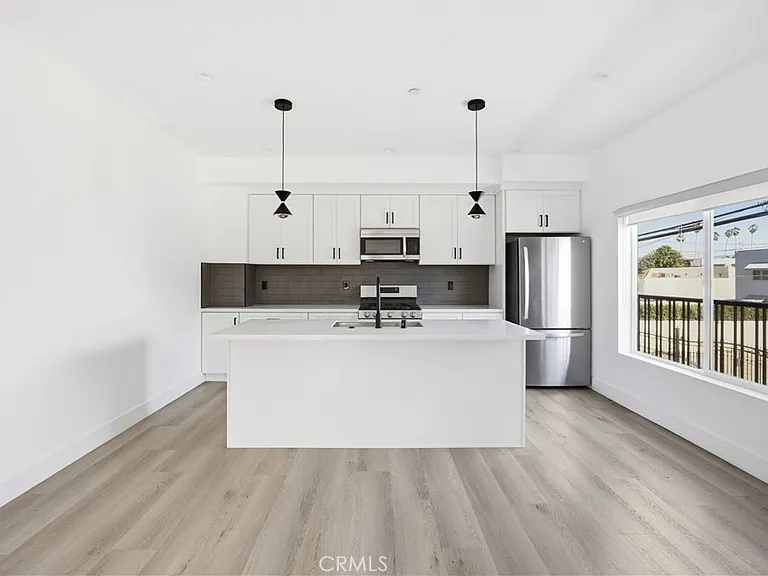 21721 Hart St — Photo 7