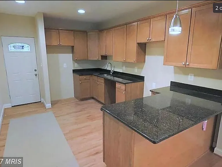 1407 Olive St — Photo 2