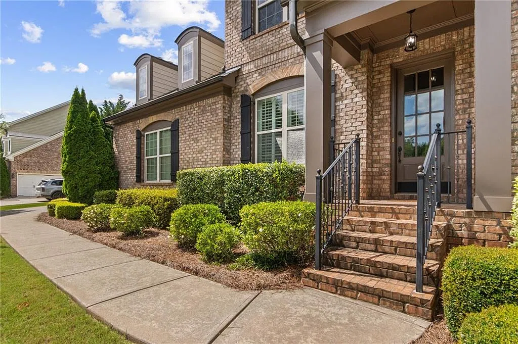6 bed, 5.0 bath, 6021 sqft, $6,000 — Photo 2