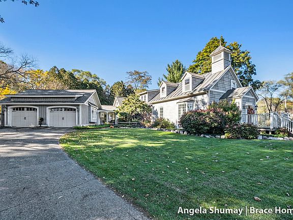 2nd image of 3161 Grand River Dr NE