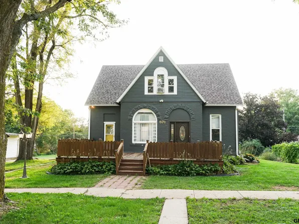571 N 3rd St, Tecumseh, NE 68450