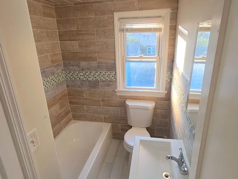 121VictorStfronthouse — Photo 12