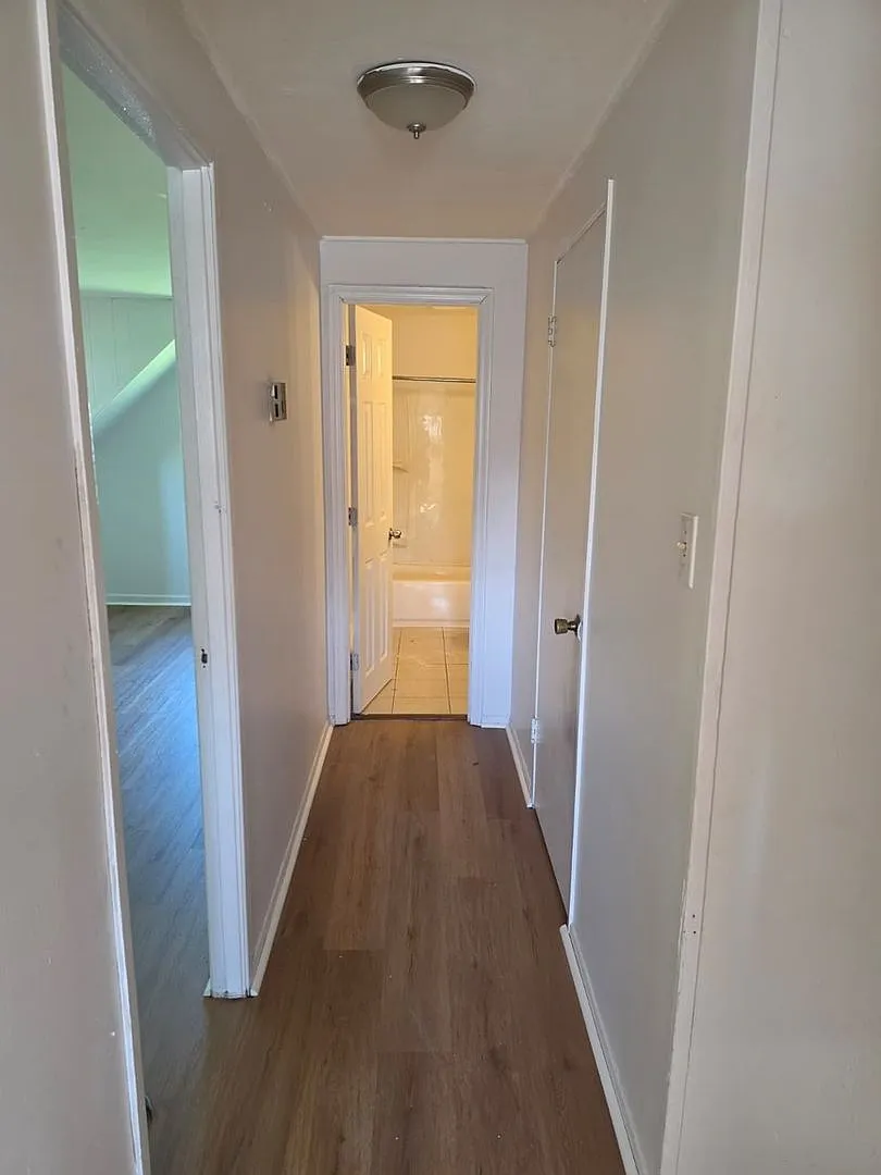 Spacious 4BR House in Levittown — Photo 3