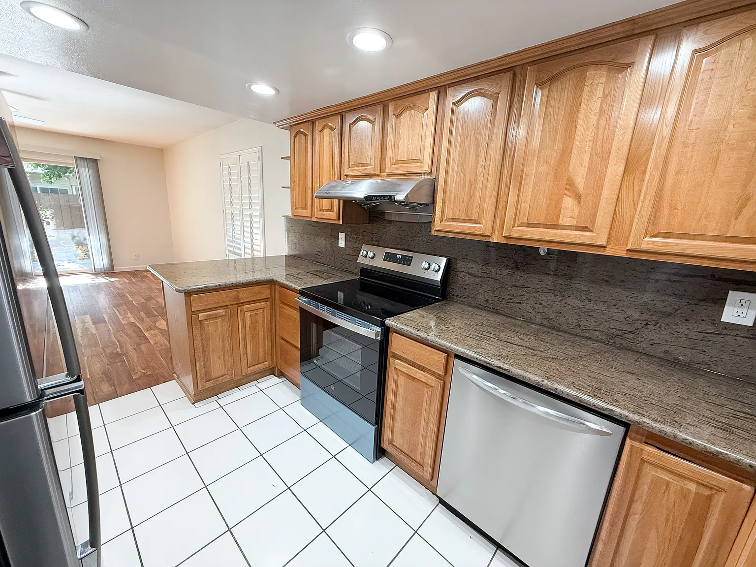 3 bed, 1.5 bath, 1130 sqft, $3,500 — Photo 3
