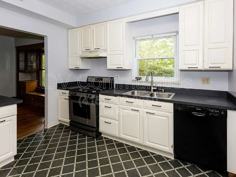 1584 Maple Rd — Photo 9