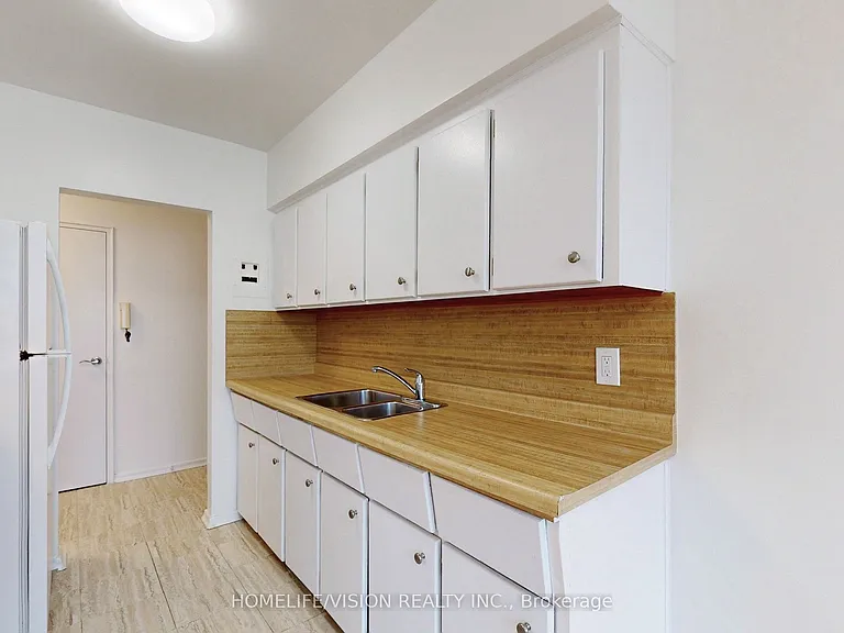 9901 Yonge St #4 — Photo 16