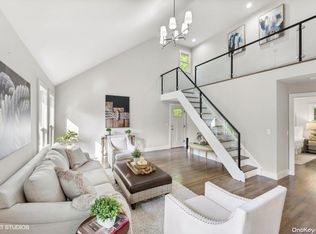 3 Sundown Ct, Huntington, NY 11743