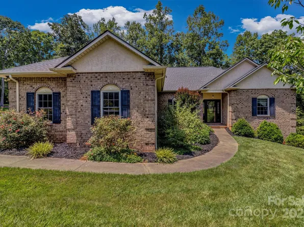 2790 Twin Oaks Dr, Morganton, NC 28655