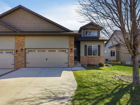 1237 Copper Mountain Dr, North Liberty, IA 52317