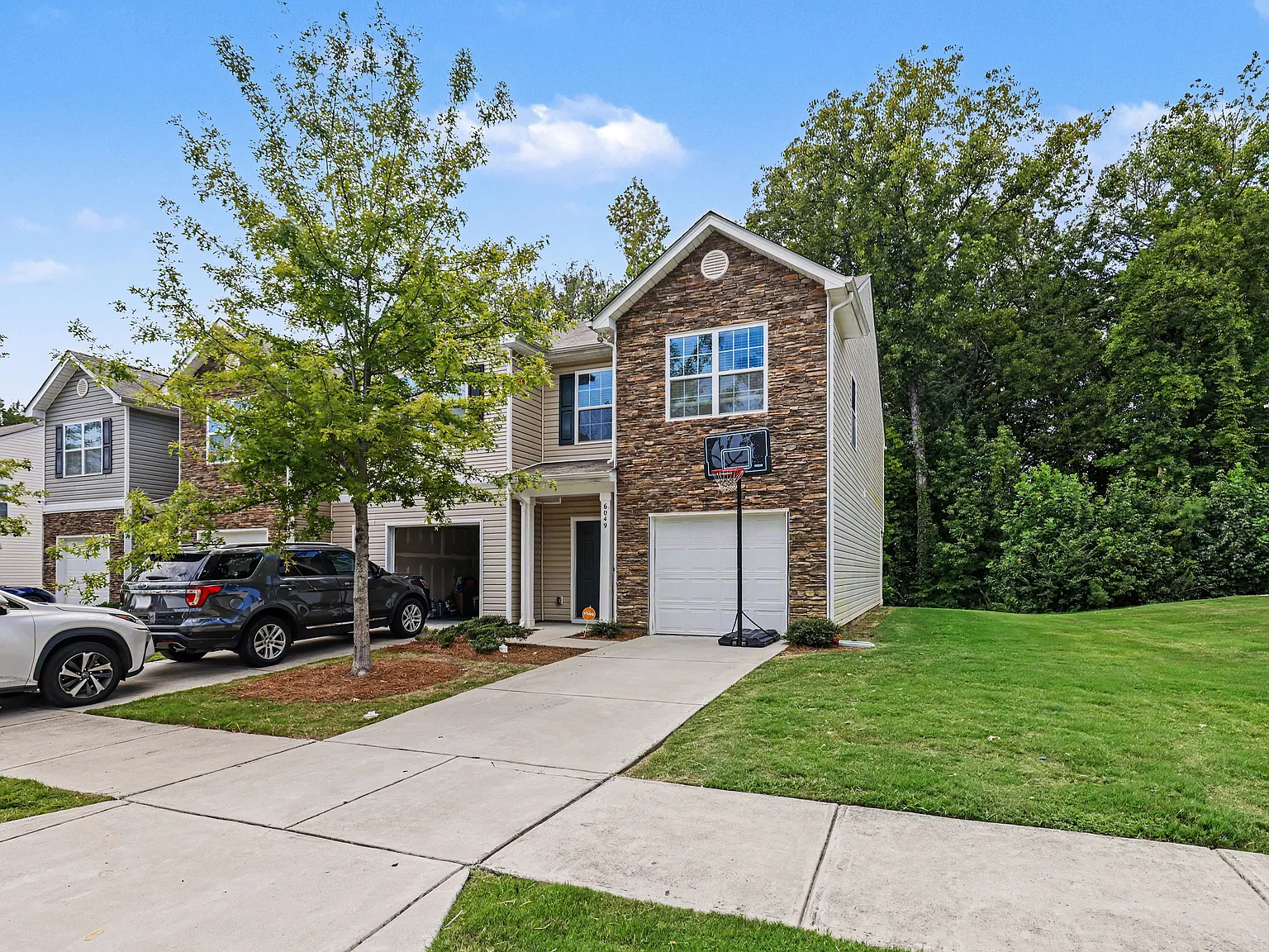 3 bed, 2.5 bath, 1429 sqft, $1,895 — Photo 3