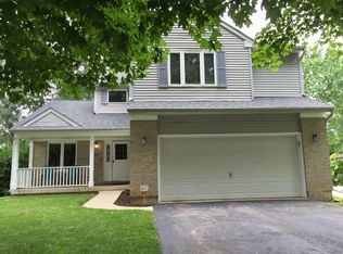 301 Oakleaf Rd, Lake In The Hills, IL 60156