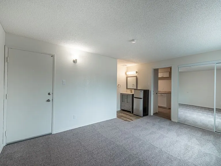 Colony Studios & Apts — Photo 15