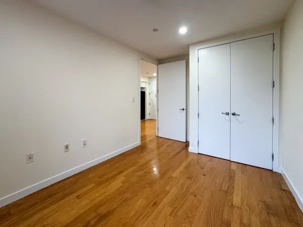 924 Metropolitan Avenue image 19 of 36