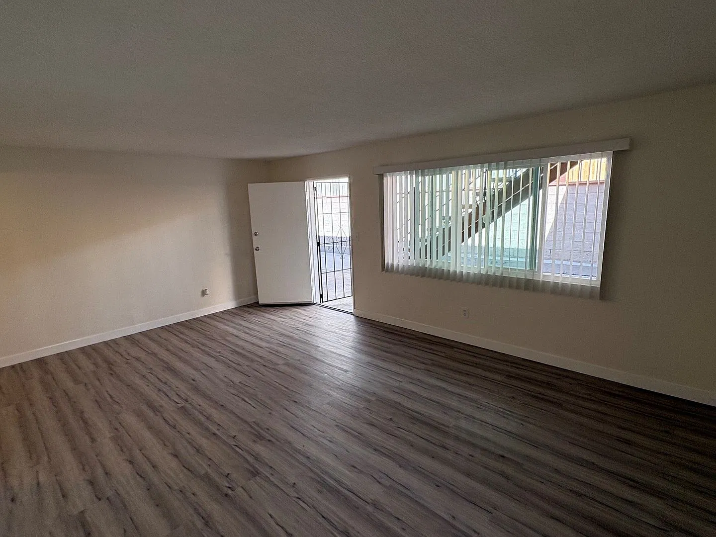 Apartment with Balcony in Long Beach! — Photo 4